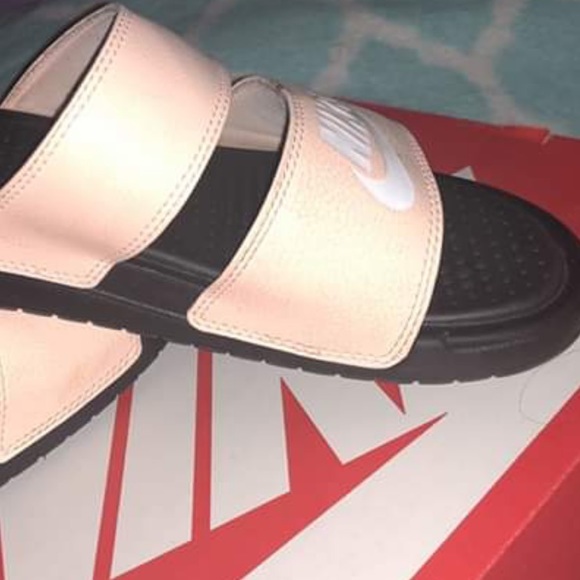 white nike slides with two straps